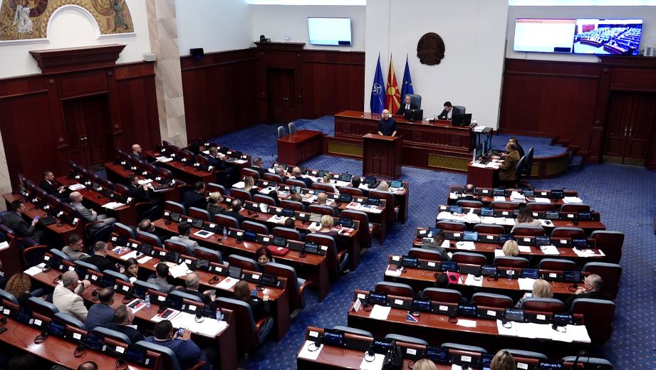 Përplasje në Kuvend rreth reformave në gjyqësor dhe negociatave me Sofjen