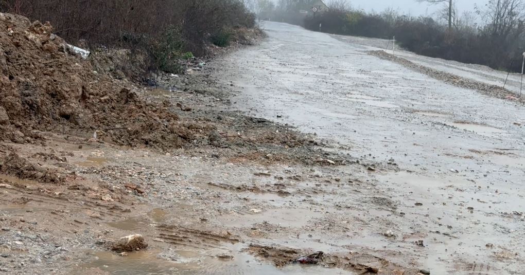 Rruga e paasfaltuar shkakton makth për banorët e Treboshit dhe Pallaticës