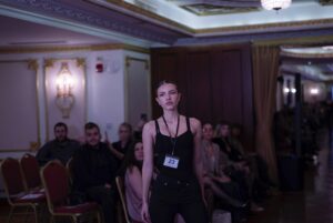 Zana Zeqiri shpallet fituese e çmimit “Best Top Model Europe” në Serbi, me stilim të frymëzuar nga Jean Paul Gaultier