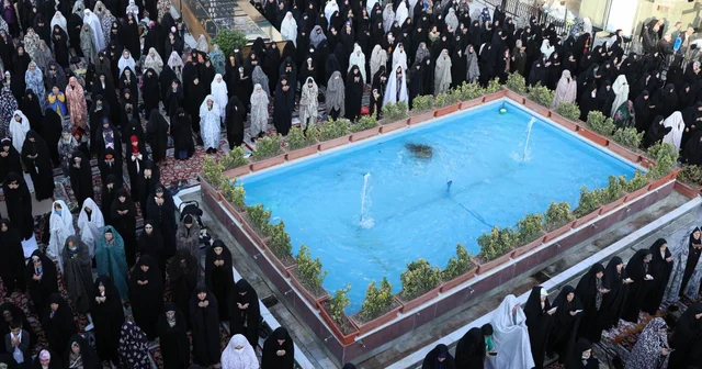 Teherani në krizë për ujë  Qytetarët luten për shi gjatë faljes së madhe në xhami  rezervat në diga bien në 8 