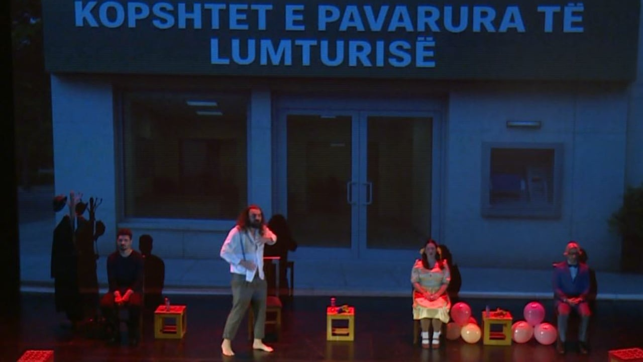 kopshtet-e-pavarura-te-lumturise-vepra-e-albri-bahushes-vendoset-ne-skene-nga-i-biri-pas-ndarjes-nga-jeta