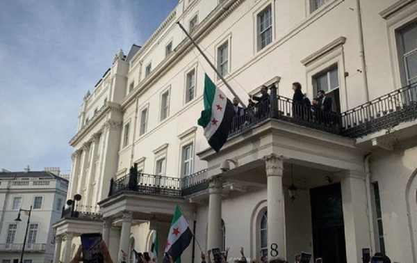 Flamuri i Sirisë ngrihet në ambasadën e Londrës pas 12 vjetëve