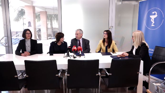 Shoqata e Barnatoreve Privatë nënshkruan marrëveshje bashkëpunimi me Asociacionin Amerikan të Farmacive