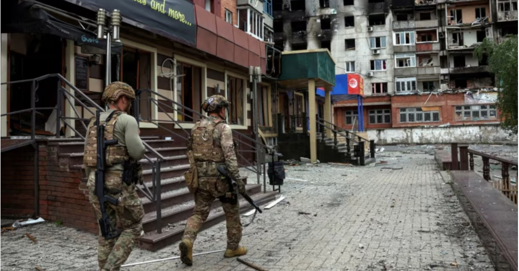 Ukraina mohon se trupat e saj janë rrethuar në Pokrovsk