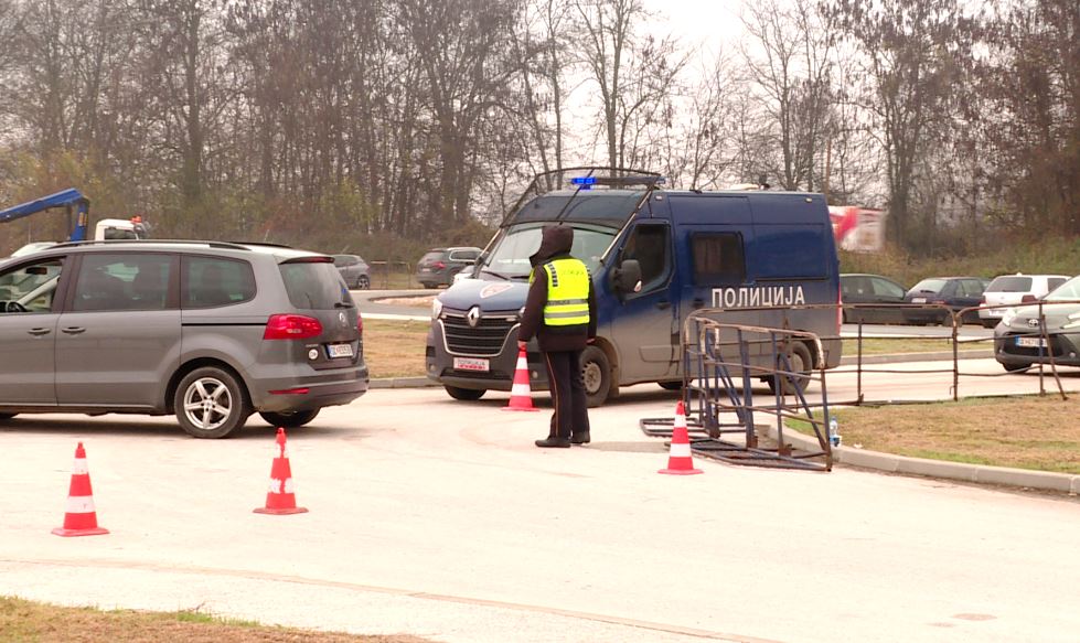  Fëmijët tanë po kalben në varre  turp     Prindërit e viktimave në Koçani  sulmuan verbalisht avokatët e të akuzuarve