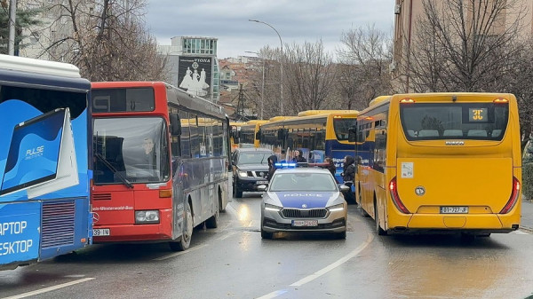  Bllokohet Prishtina me autobusë   qytetarët mbesin pa transport publik
