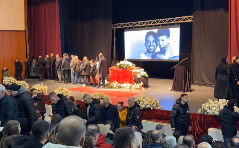 Shpat Kasapi merr duartrokitjet e fundit nga të gjitha trojet shqiptare gjatë komemoracionit që po mbahet në Tetovë