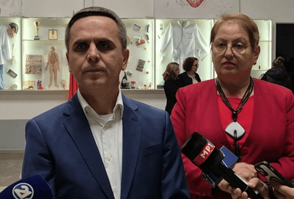 Tetovë  Ministrja e Arsimit  Janevska nuk ndjehej komod me gjuhën shqipe  kërkon nga Kasami që të flasë maqedonisht