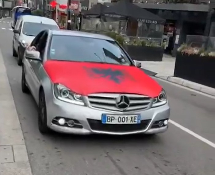 Tifozët shqiptarë  pushtojnë  Andorrën  festojnë me flamujë e plisa