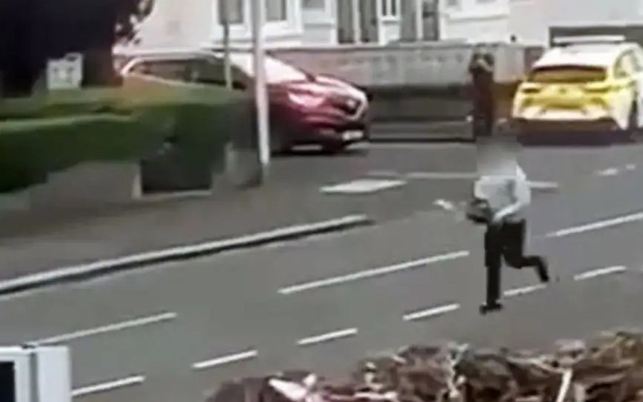 Shqiptari me sharrë elektrike në dorë ndjek policët britanikë në mes të rrugës