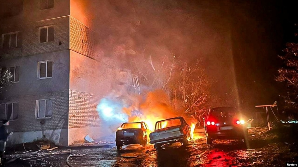 rusia-kryen-sulme-vdekjeprurese-ne-ukraine-teksa-zelensky-niset-drejt-parisit-ne-kerkim-te-armeve