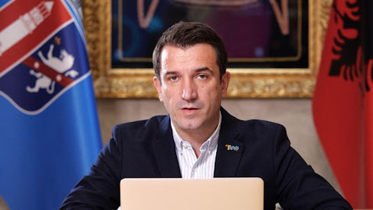 Festat e fundvitit  kryebashkiaku Veliaj urdhëron nga qelia nisjen e dekorimit të Tiranës