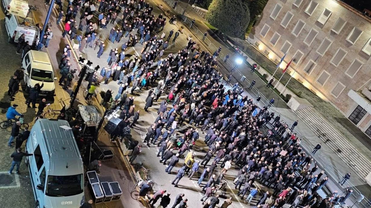 shqiperi-protesta-e-pd-para-kryeministrise-nuk-ndez-pak-mbeshtetes-dhe-disa-deputete-demokrate-e-mbyllin-tubimin-me-heret-se-c-kerkuan-leje