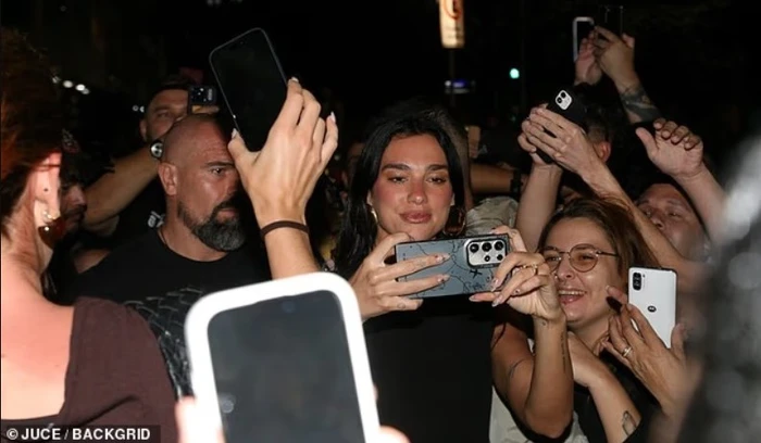 dua-lipa-rrethohet-nga-turma-e-fansave-ne-rio-de-janeiro-pozon-dhe-jep-autografe-jashte-hotelit-gjate-turneut-radical-optimism