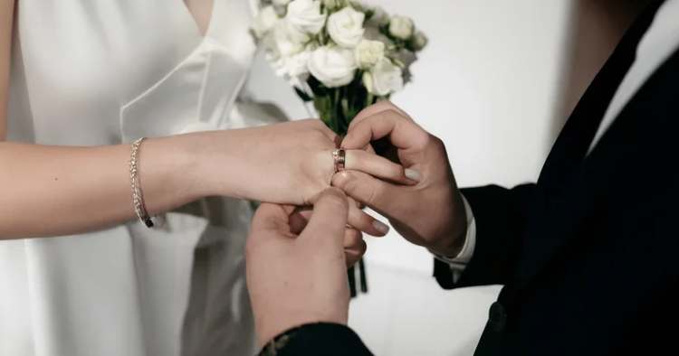 sipas-eksperteve-kjo-eshte-mosha-ideale-per-tu-martuar