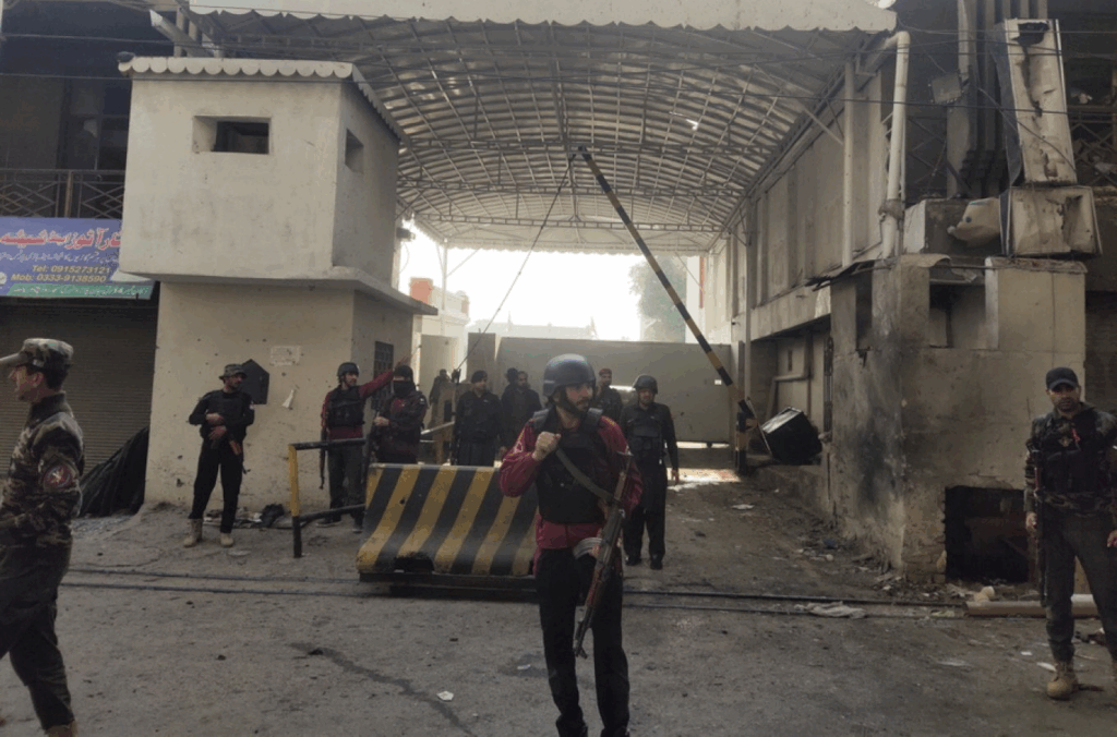 Sulm kamikaz në selinë e Forcave të Sigurisë Kufitare në Pakistan  të paktën 3 të vdekur