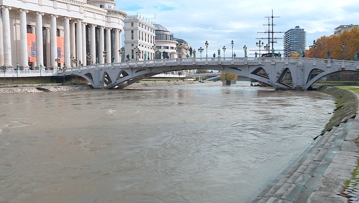 Reshjet e shiut rrisin nivelin e lumenjve