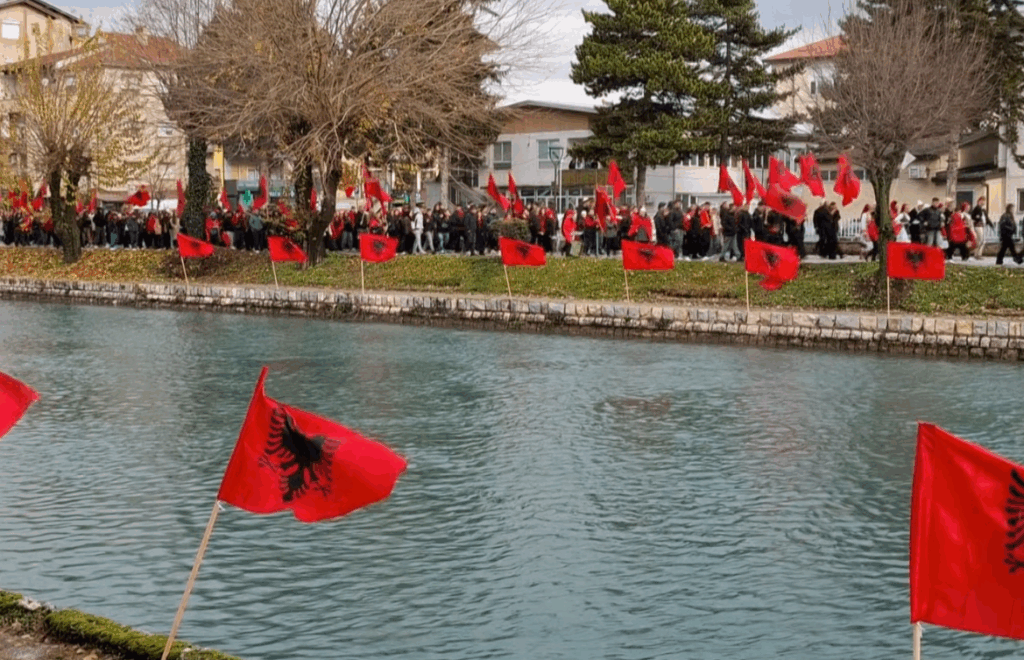 Struganët reagojnë ndaj qëndrimit të kryeministrit për mungesën e flamurit shtetëror në festimet për 28 Nëntorin