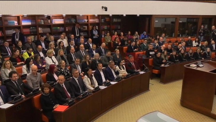 Familjarët e viktimave të tragjedisë në Koçan në seancën e Komisionit anketues në Kuvend kërkojnë përgjegjësi për dështimet sistematike  të cilat siç thonë çuan deri te tragjedia e 16 marsit