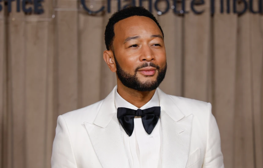 Për të mbajtur emrin artistik  John Legend negocioi me një producent filmash për të rritur