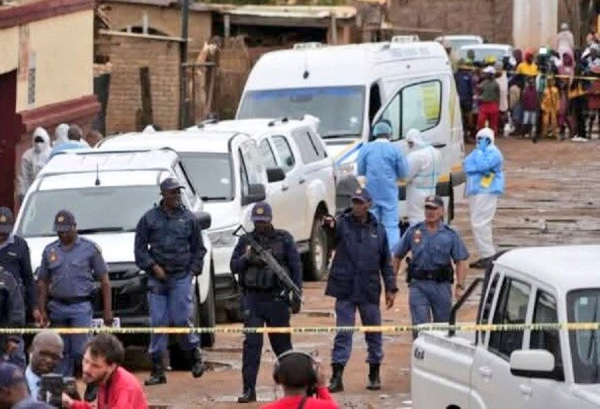 11 të arrestuar për të shtënat masive në një tavernë në Afrikën e Jugut