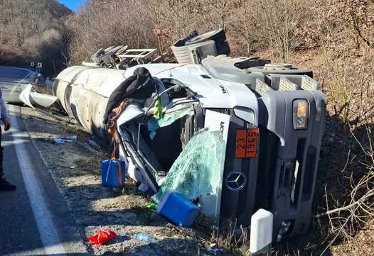 Aksident trafiku në rrugën Strugë Qafë Thanë  ndërpritet trafiku