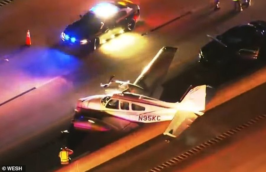 Avioni ulet në mes të autostradës në Florida