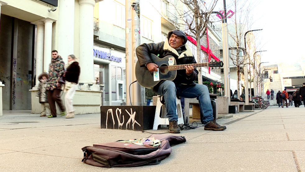 Shain Bekir  artisti i rrugës që performon në rrugët e Shkupit për mbijetesë