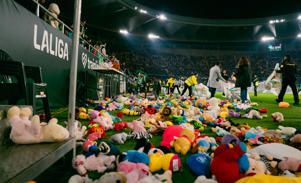 Tradita e klubit të La Liga s  lodrat prej pelushi  pushtojnë  fushën e blertë