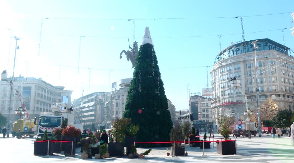 Viti i ri  Në sheshin e Shkupit vendosen dekorimet  ndërsa në natën e ndërrimit të motmoteve pa këngëtarë shqiptarë