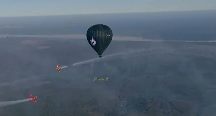 Futboll në 1800 metra mbi tokë  Aventurieri rus Sergei Boicov vendos një tjetër rekord botëror