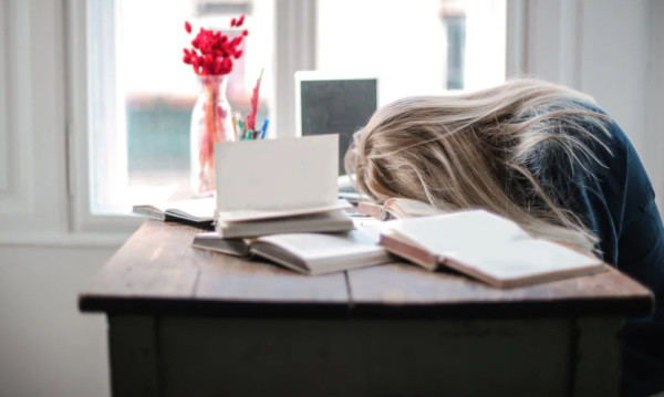 Flini gjumë gjatë ditës  Ja 2 pasojat që i shkaktoni shëndetit