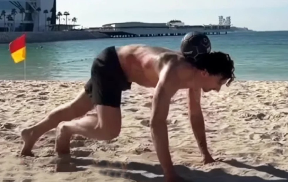 VIDEO  Ibrahimovic bën spektakël me topin  në brigjet e Dubait