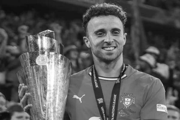 Emocion në Premier Ligë  djemtë e Jotës si maskota në  Anfield 