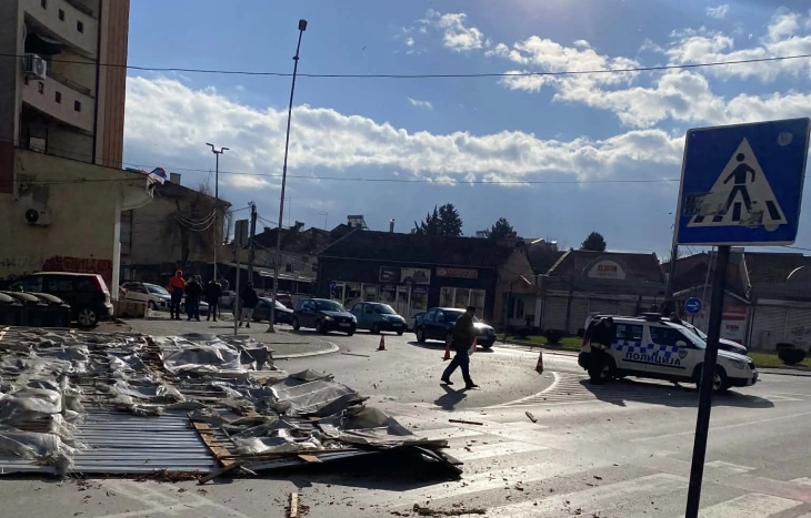 Era e fortë rrëzon kulmin e një ndërtese në Kumanovë