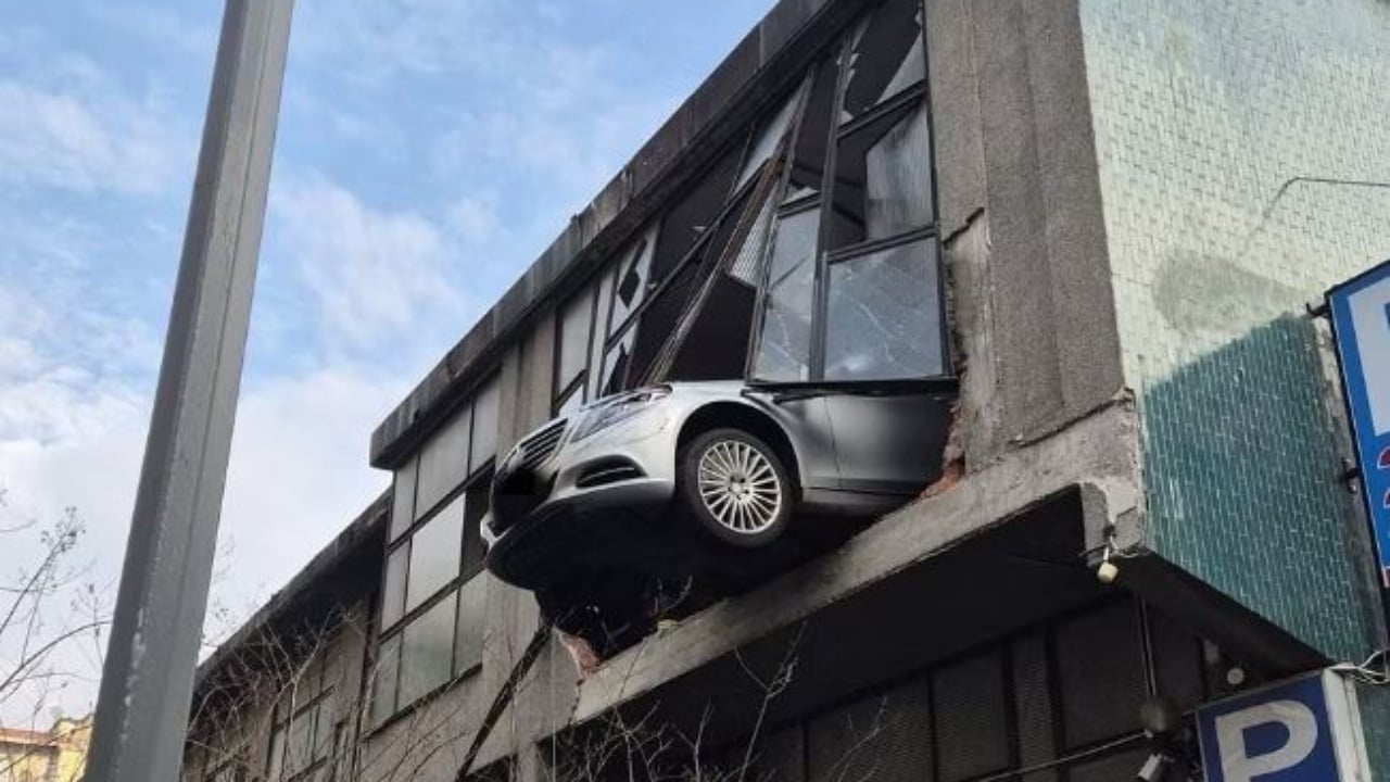 Pamjet që pushtuan rrjetin  Bëri manovra si nëpër filma  84 vjeçari fluturon me makinë drejt ndërtesës