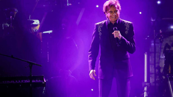Këngëtari Barry Manilow njofton se vuan nga kanceri në mushkëri