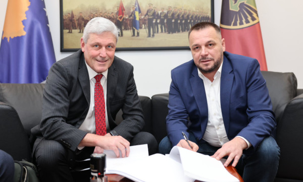 Kosova forcon ushtrinë  nënshkruan kontratë me AM General për artileri moderne