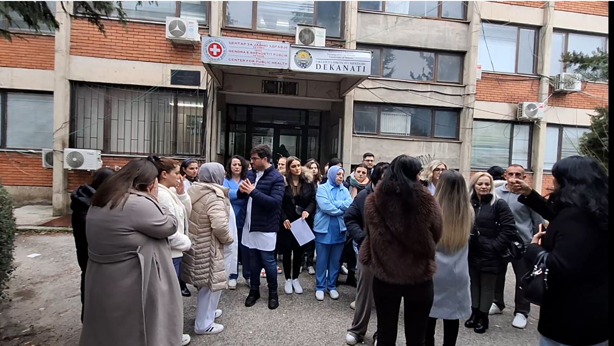 Punonjësit shëndetësorë në protestë   Premtime pa fund për vendime pune  paralajmërojnë vazhdim deri në zgjidhje