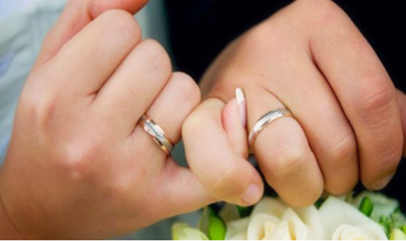 ja-perse-unaza-e-marteses-vendoset-ne-doren-e-majte