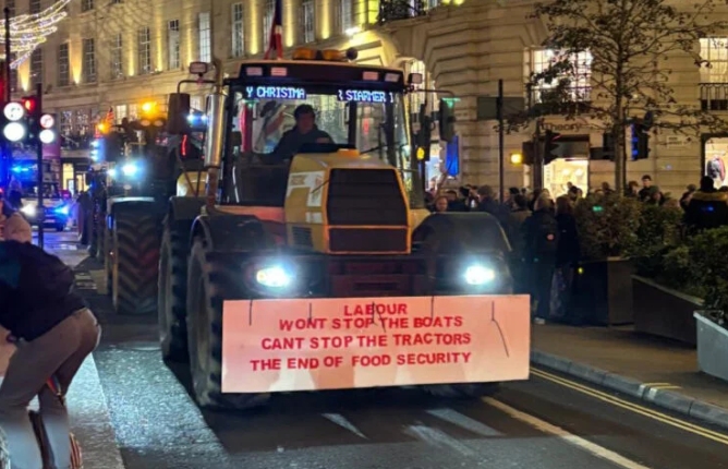 Fermerët britanikë zbarkojnë me traktorët e tyre në mes të Londrës  protestojnë kundër politikave të qeverisë