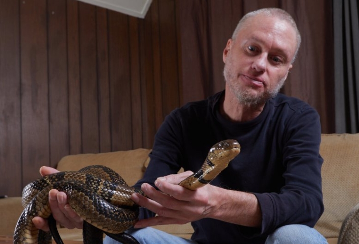 injektoi-veten-856-here-me-helm-gjarperinjsh-historia-e-cmendur-e-njeriut-antivenom