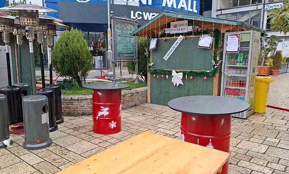 Shtëpizat e Vitit të Ri të vendosura në qendër të Strugës  mbyllen për shkaqe higjienike