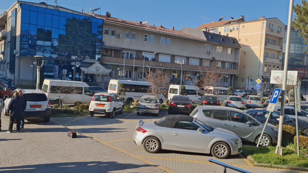 Transportuesit e nxënësve bllokojnë rrugën para Komunës së Gostivarit  paralajmërojnë bojkot për shkak të borxheve të papaguara