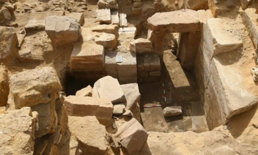 ishte-ndertuar-ne-nder-te-perendise-se-diellit-ra-zbulohet-tempulli-i-humbur-4-500-vjecar-ne-egjipt