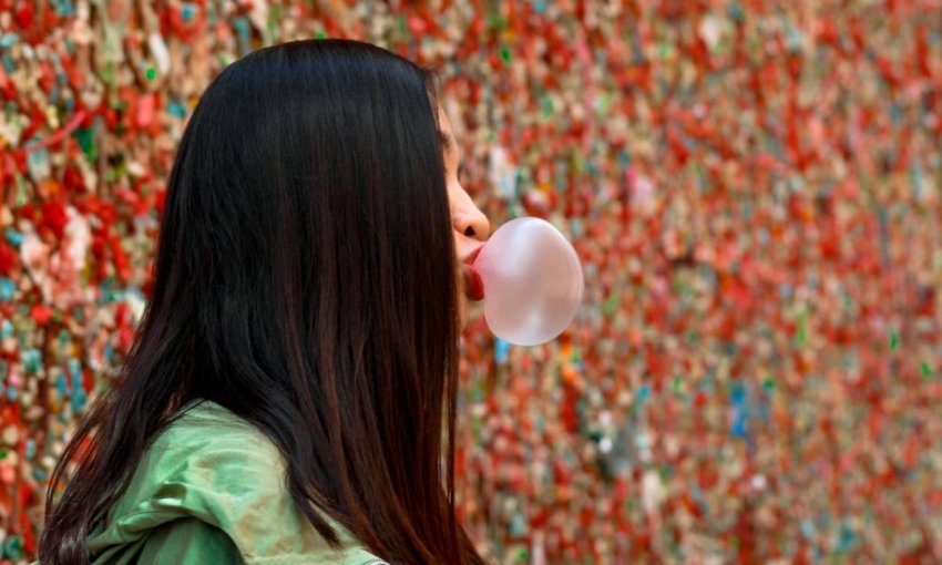 Çfarë i ndodh trupit tuaj kur përtypni çamçakëz çdo ditë 