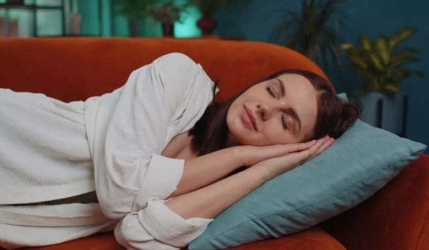 Flini gjumë gjatë ditës  Ja 2 pasojat që i shkaktoni shëndetit