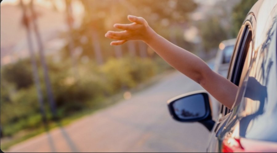 Përse makina harxhon më shumë karburant kur i mbajmë xhamat hapur 