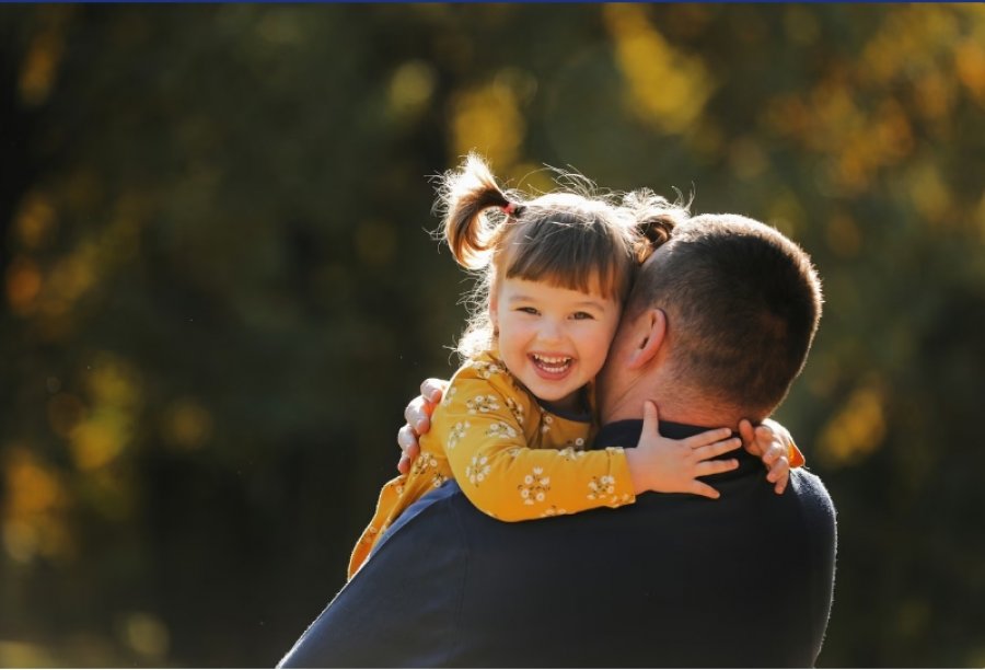 Pse fëmijët thonë mami e para  fjalët e shkurtra janë çelësi