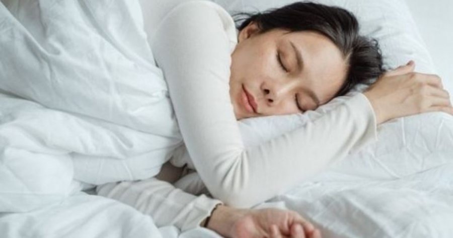 Sa orë duhet të flemë për të qenë të shëndetshëm 